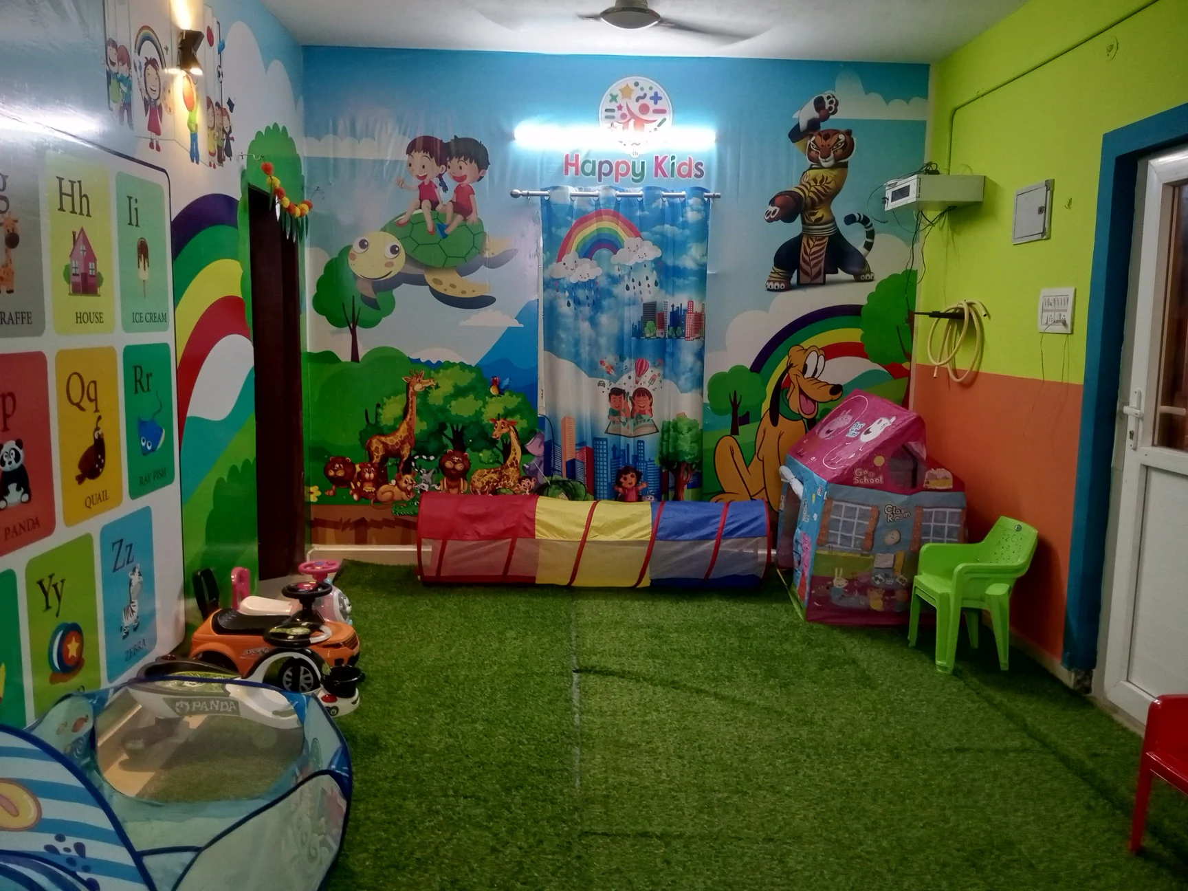 TN Happy Kids colourful learning room