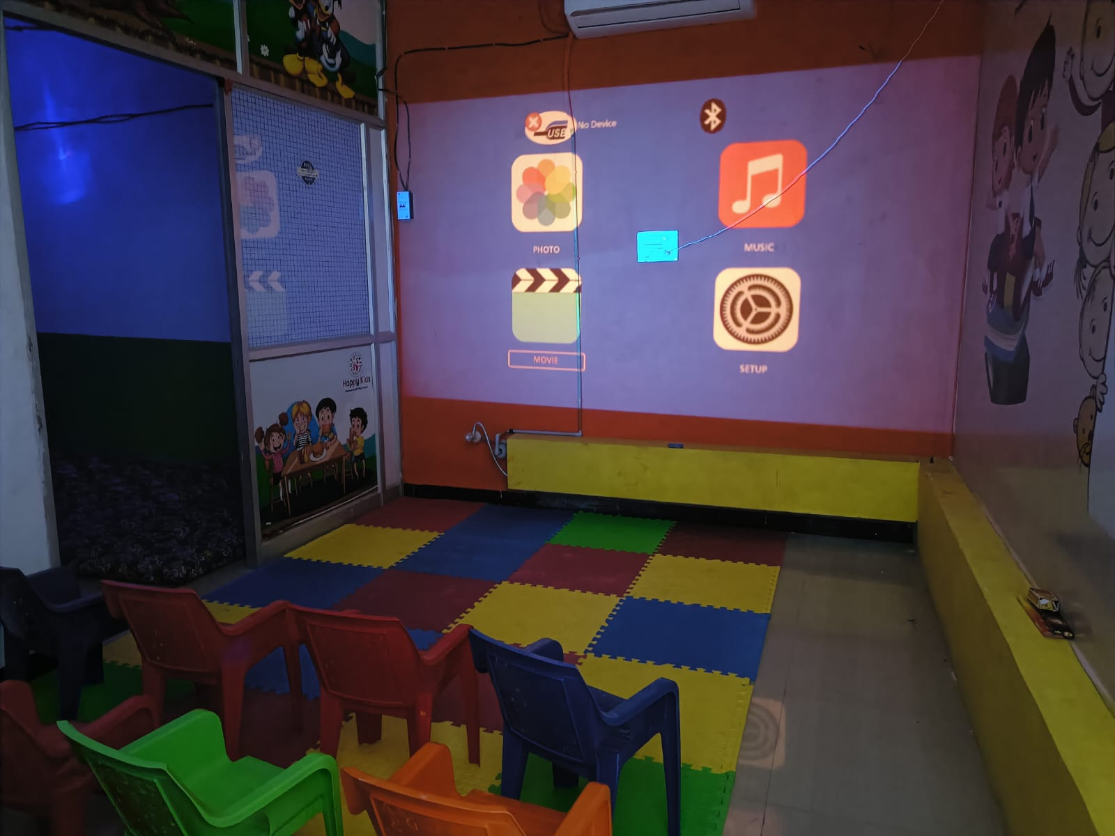 TN Happy Kids activity room with projector